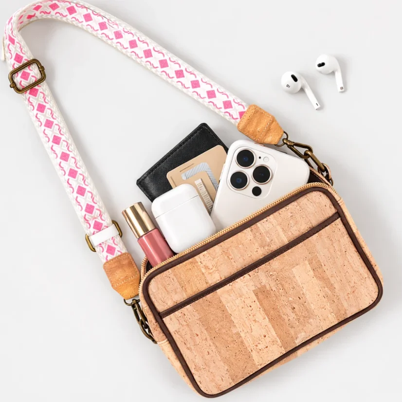 Korková crossbody kabelka s růžovým popruhem